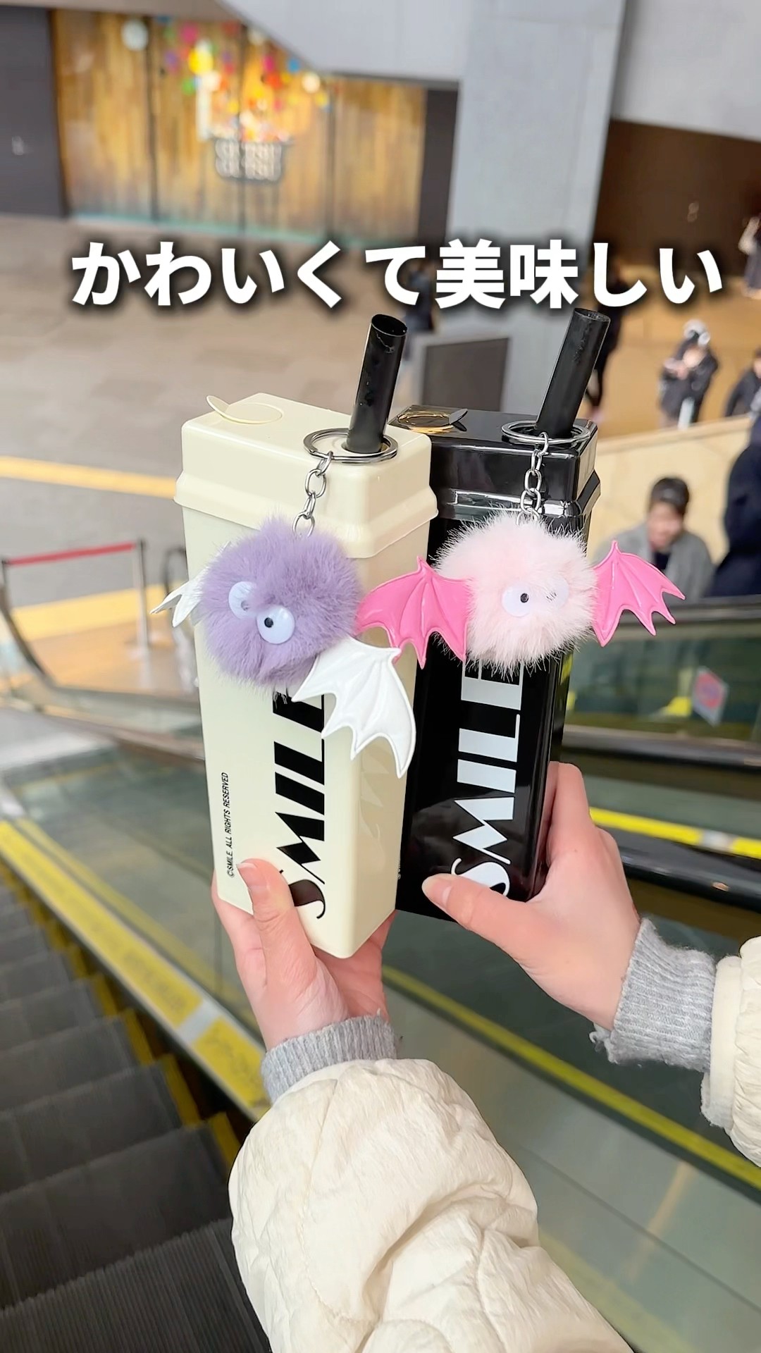 バズってるかわいいボトルとチャームのスムージー。ぜひ持ち歩いちゃっ