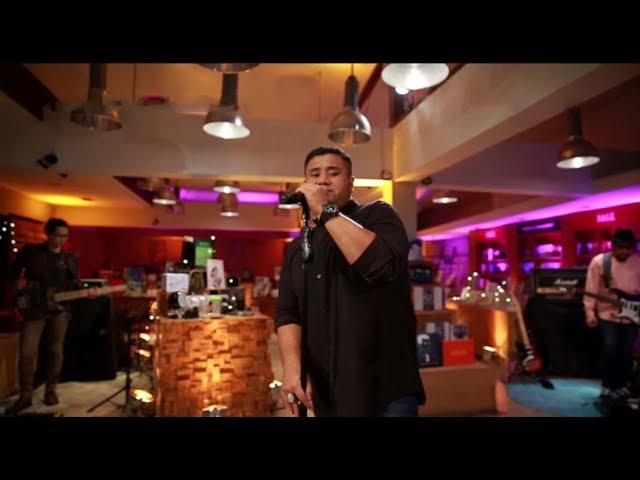 Mike Mohede - Sahabat Jadi Cinta (Zigaz Cover) (Live at Music Everywhere) ** class=