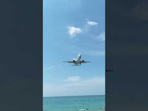 Пляж с самолётами