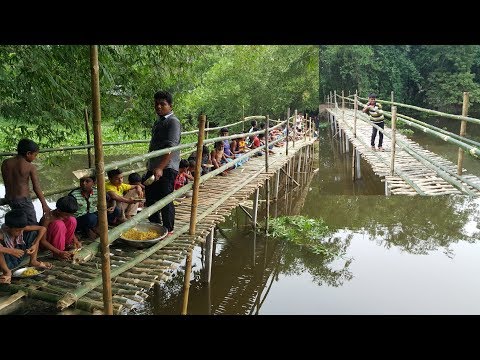 Build Bamboo Bridge For Villagers To Cross Sub River - Chicken Hodgepodge Cooking To Feed Builders