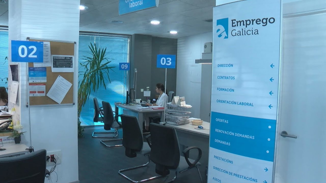 O conselleiro de Industria analiza os datos do paro na oficina de Emprego de Boiro 020819 canales