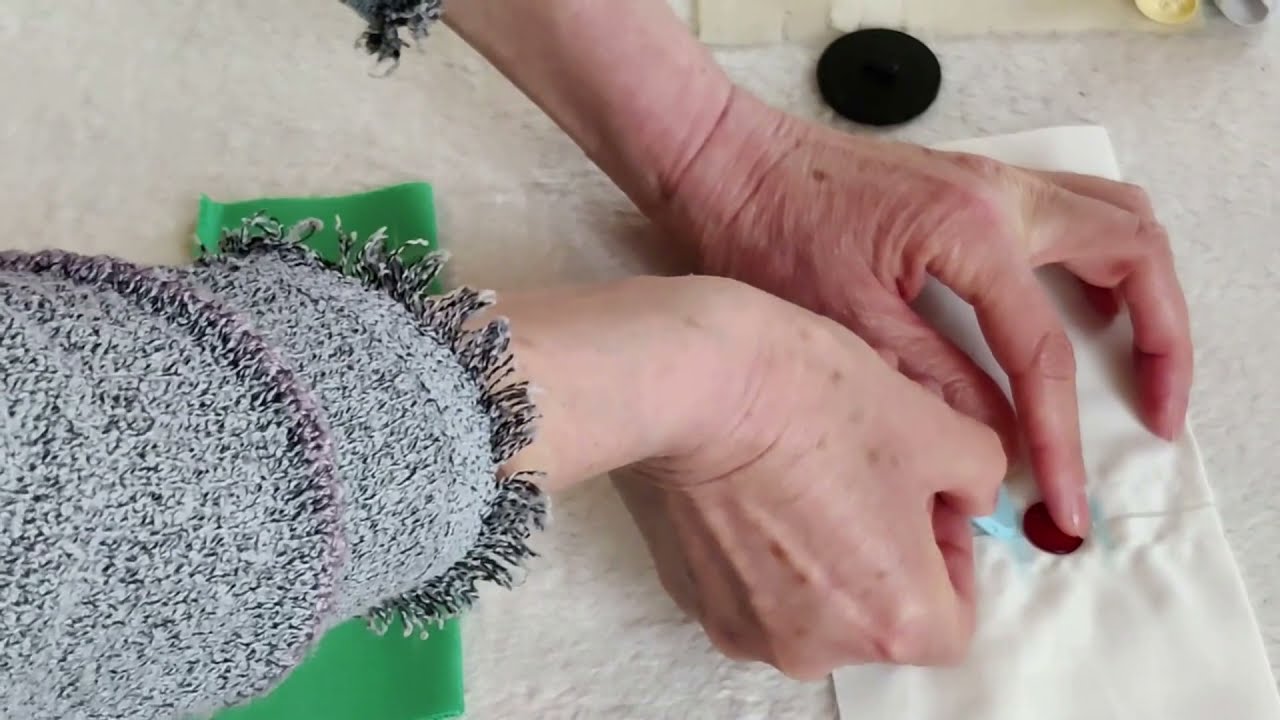 Butoniera cusuta manual cu ajutorul cusaturii feston