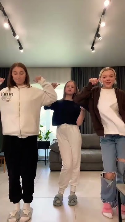 Карамелькины 👯‍♀️💃🏼 #амелька #амелькакарамелька #карамелькины - YouTube