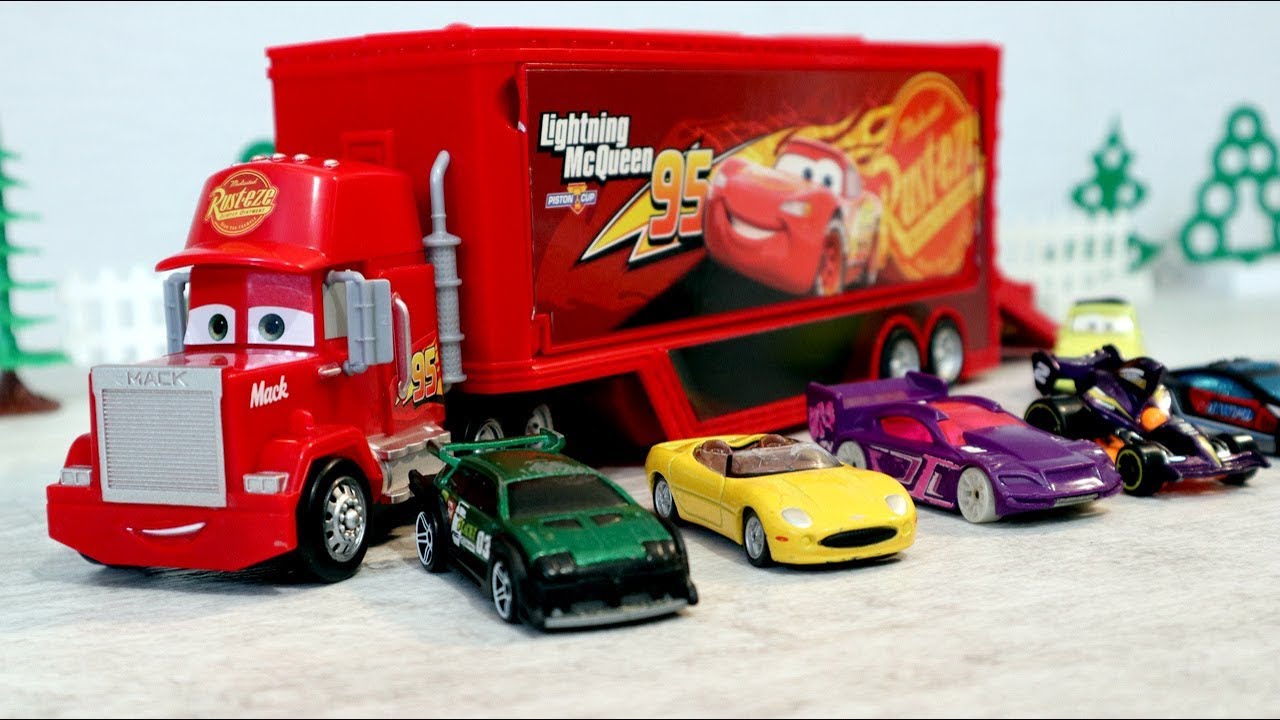 Трейлер грузовик Мак и игрушечные машинки. Видео с игрушками