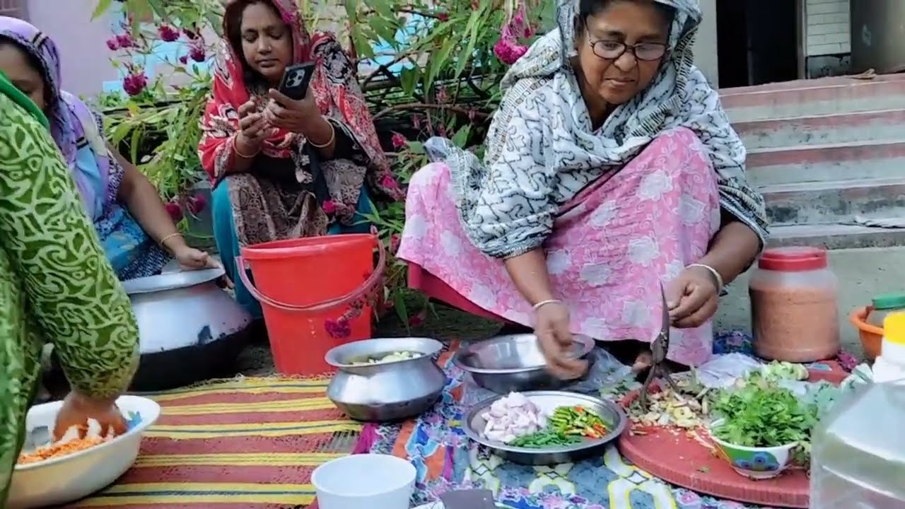 আজকে সবাই অনেক মজা করে খিচুড়ি দিয়ে পিকনিক করলাম 