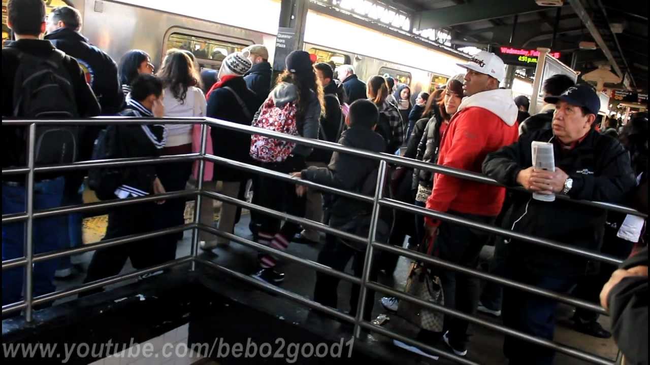 IRT Subway: Massive delay and crowd at the (7) Queensboro Plaza Station