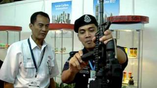 Malaysian police officer equipped the frontgrip to Colt M4A1 SOPMOD