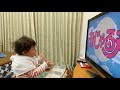 大好きなおじゃる丸の始まりを拍手で迎え、着席する2歳児