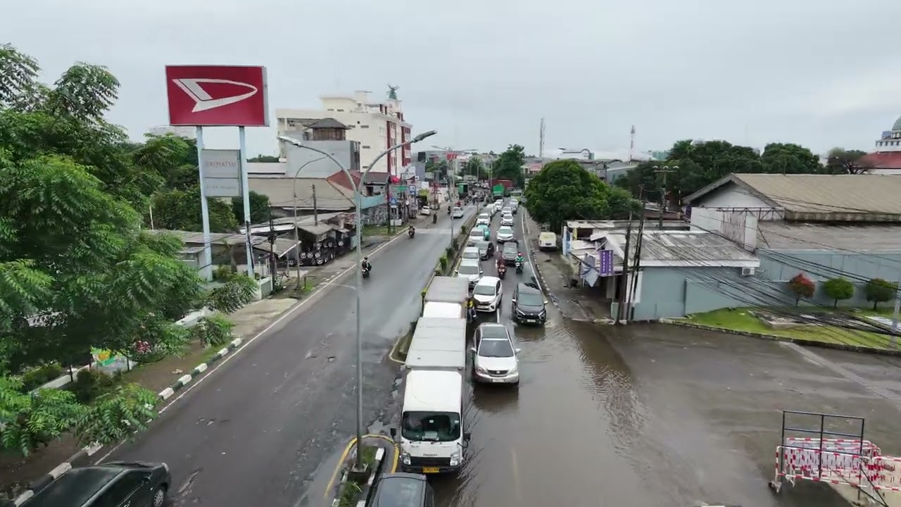 Drone  na di kawasan Bekasi, ad genangan air dan truk mogok bikin macet