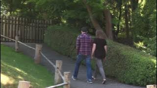 pasangan berpegangan tangan