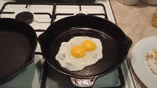 НИЧЕГО НЕ ПРИГОРАЕТ! Первое использование чугунной сковороды. Сравниваем старую и новую. Жарим яйца