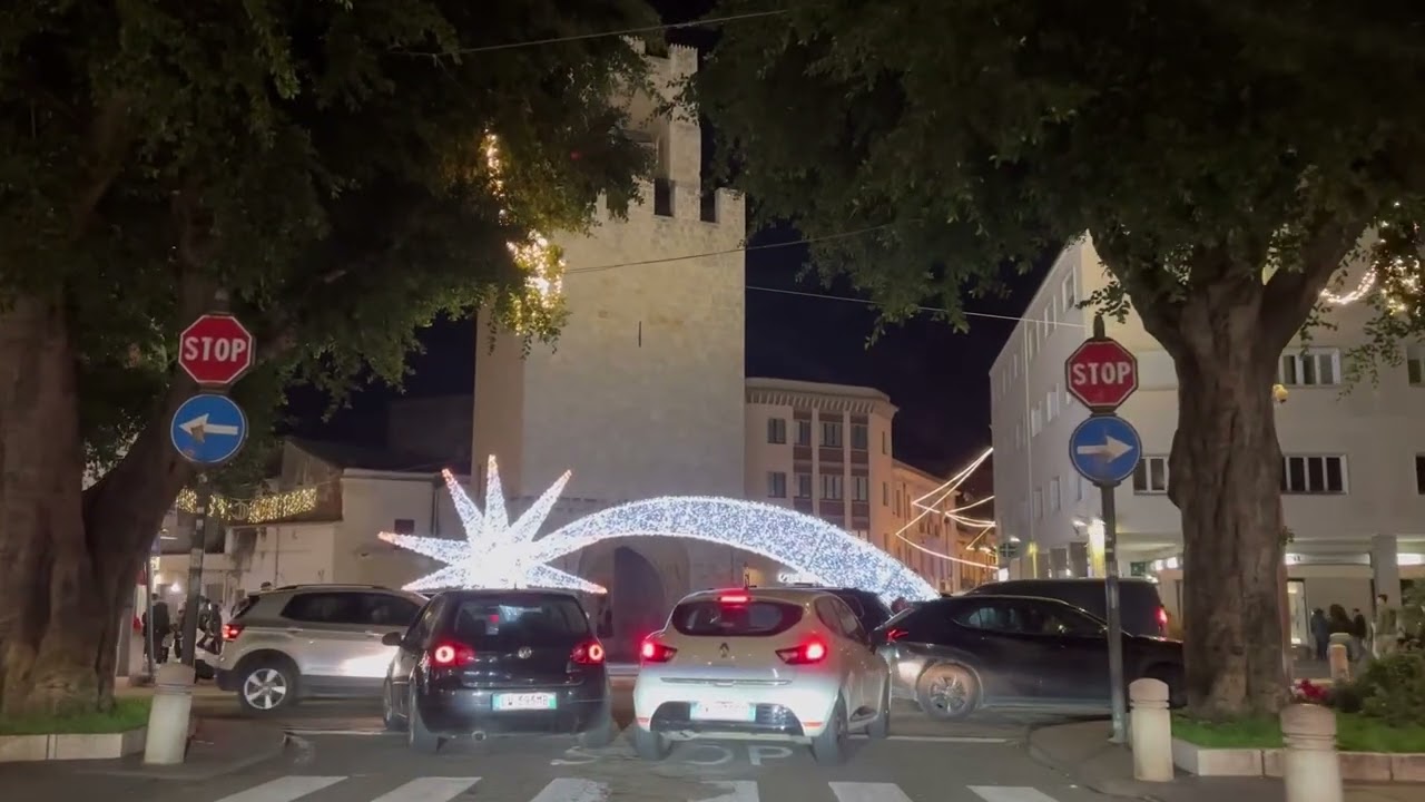 El mundo🌍entero se viste esperando la Navidad🎁🎄.Oristano🏠.⛰️Cerdeña.