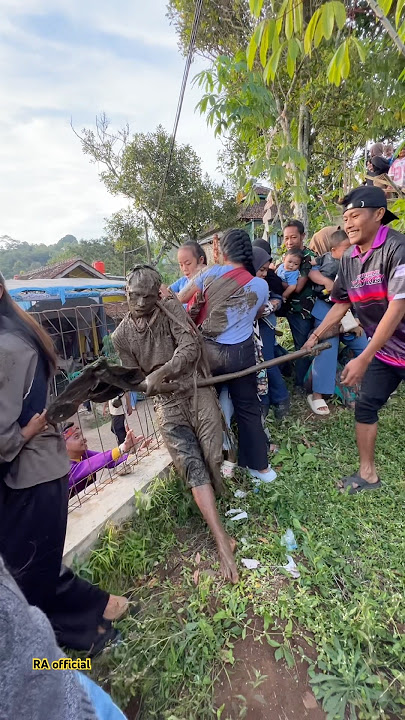 Ibu baju biru genndong anak nya kena sama kuda lumping