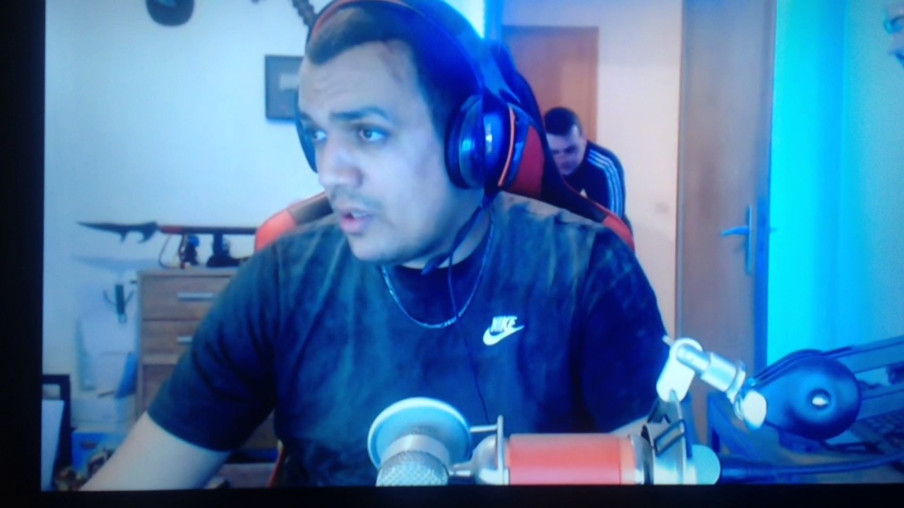 Il pète les plombs en plein live !!