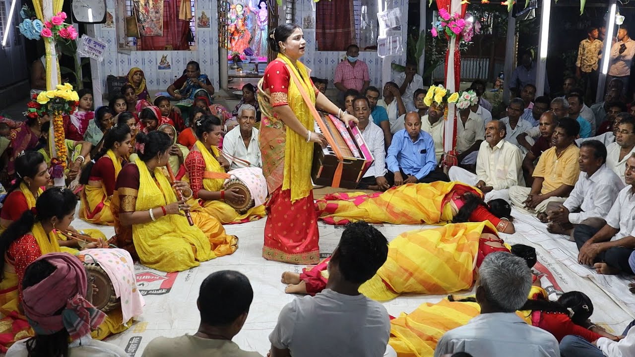 গভীর রাতে অষ্টসখীর কীর্তন হৃদয় ছুয়ে গেল