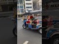 トゥクトゥクに乗るサンタ🎅
