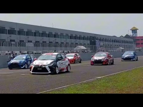 Balap mobil di SENTUL INTERNATIONAL CIRCUIT BOGOR INDONESIA