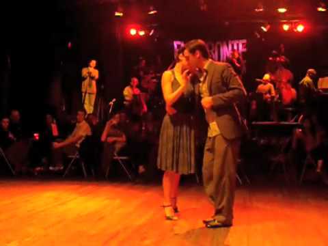 Fausto Carpino y Veronica Toumanova bailando un tango en Bendita Milonga (Buenos Aires) 2
