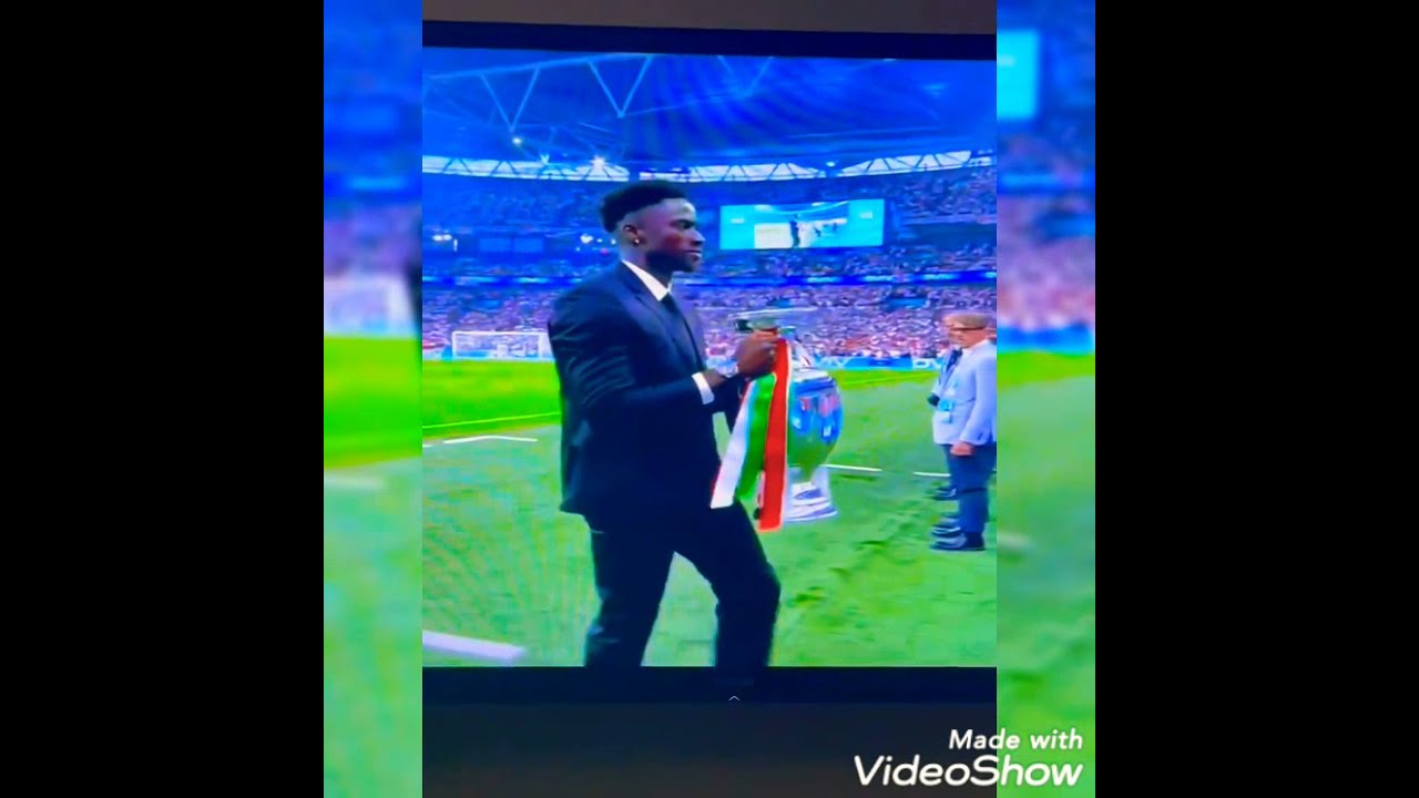 Nervous Éder almost messed up with the Euro 2020 Trophy. 💔😂