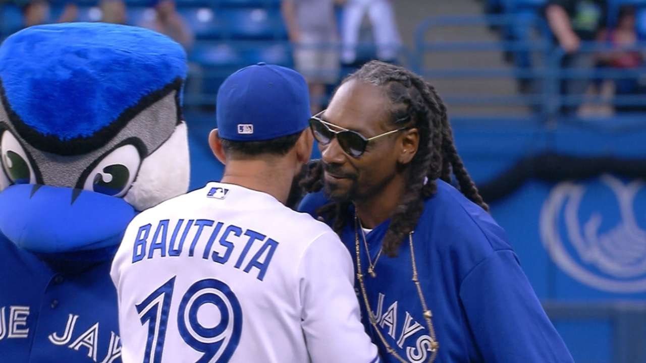 snoop dog throws first pitch snoop dog throws first pitch