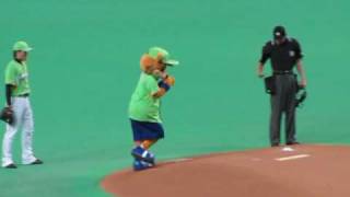 20100522カビーの始球式＠札ド