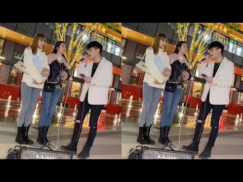 美女为失恋闺蜜点歌，街头歌手一开口小姐姐差点哭了！