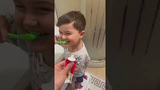 Ali Kerem Diş Macunu Sıktı Dişlerini Fırçaladı