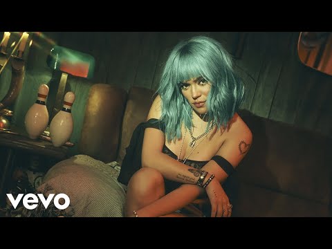 Video KAROL G - SOLA ES MEJOR (Music Video) - youtube