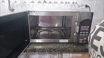 Como limpar o microondas de inox por dentro?