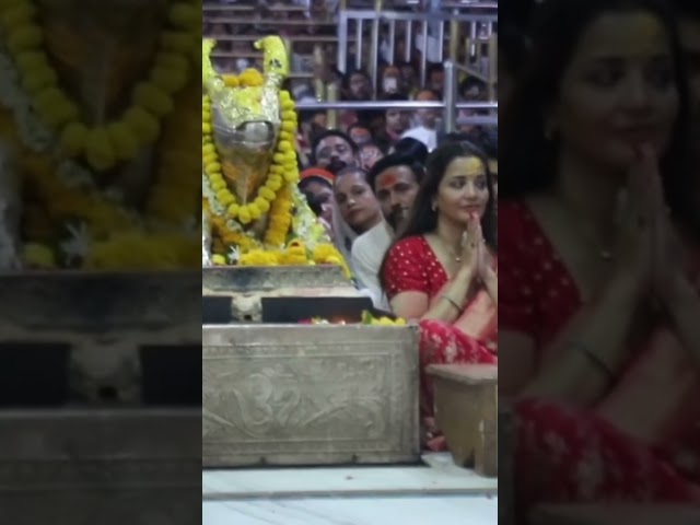 अभिनेत्री मोनालिसा एवं फिल्म अभिनेता विक्रांत सिंह राजपूत ने  महाकालेश्वर के दर्शन किये।