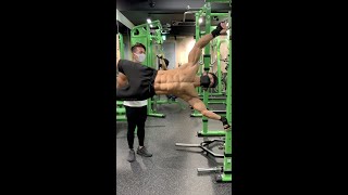 ボディビルダーの人間鯉のぼり懸垂！！#shorts