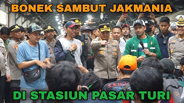 Rame.!! Bonek Sambut Kedatangan JAK mania di Stasiun Pasar Turi dikawal Kapolrestabes Surabaya