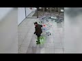 Стая тележек едва не раздавила девушку в ТЦ