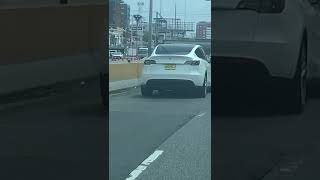 Carro Tesla eléctrico en la calle de Santo Domingo