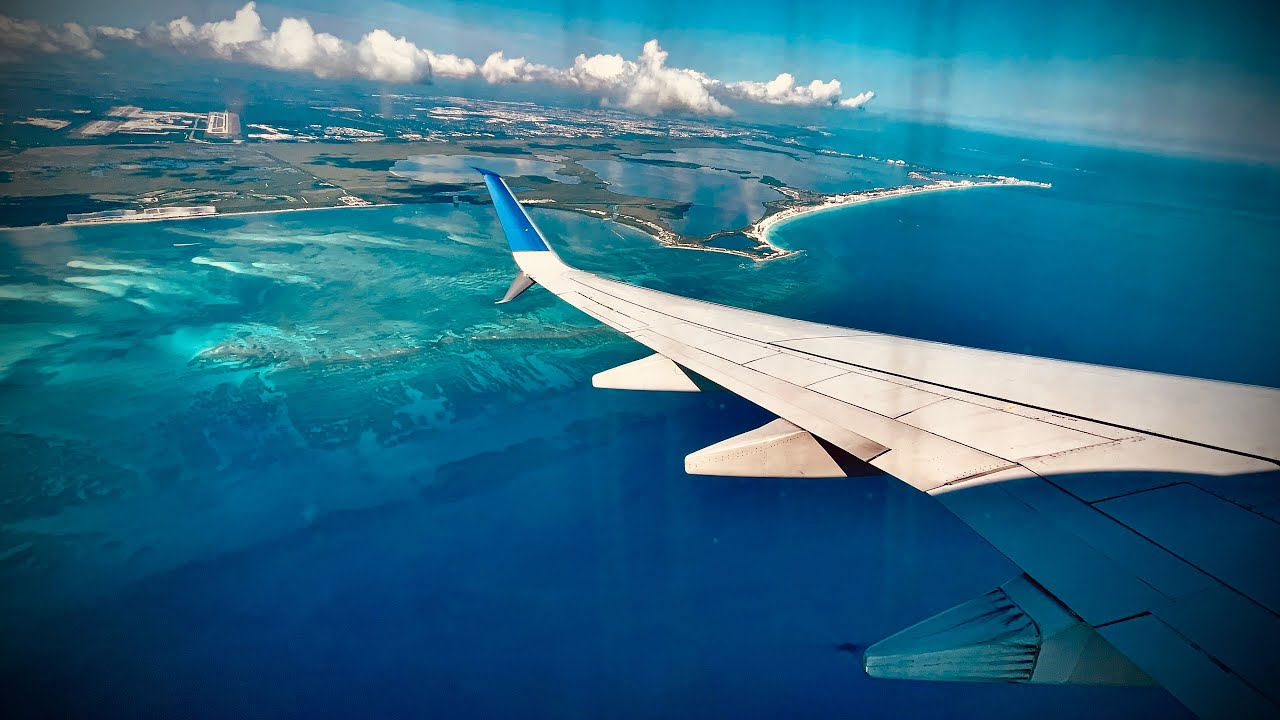 United Airlines Boeing 737824 (N24211) departure from Cancun Intl Airport