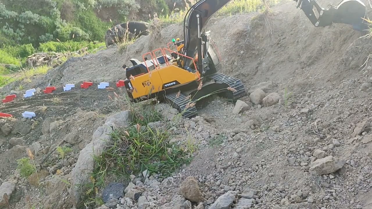 Diorama cantera RC 1/14. Tenerife KKD. Volvo machines EC380L and L260H. © Pedro Trujillo-El Pica