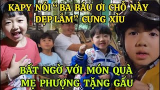 Download Lagu BÉ KAPY TANGO NÓI “BA BÁU ƠI CHỖ NÀY ĐẸP LẮM” TAN CHẢY TRÁI TIM ÔBCC,MẸ KAPY ĐÃ MAY XONG ÁO TẶNG GẤU MP3