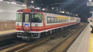 深夜の札幌駅に　１８３系　復刻塗装の　臨時試運転列車
