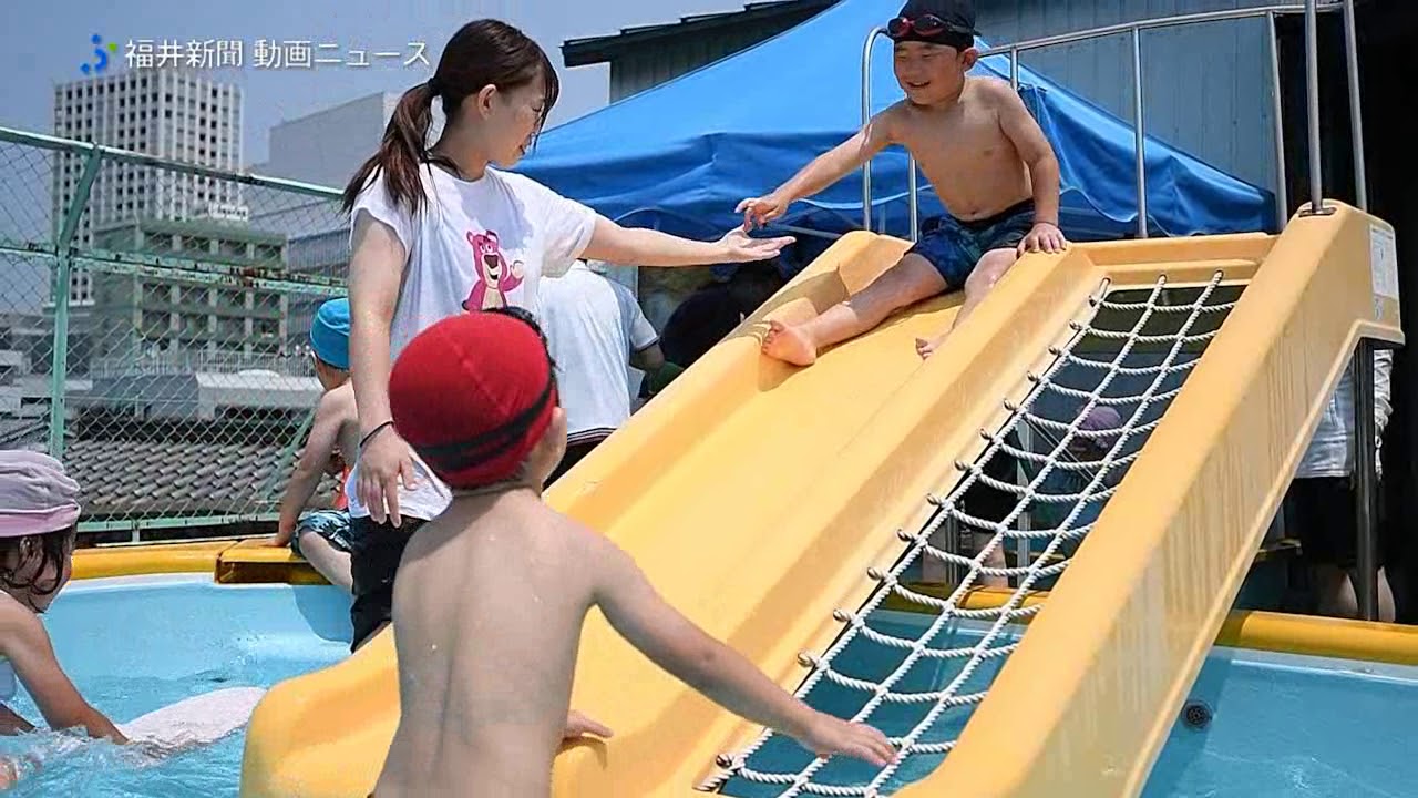 プール開き、笑顔広がる