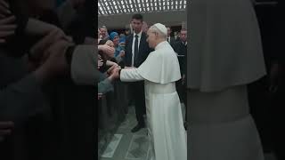 Jak katolicy z wielką miłością witają Papieża Leona XIV następcę Świętego Piotra.
