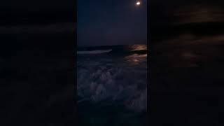 Лунная дорожка в шторм, волны. Черное море, Крым
