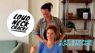 Rodet Absorbere program LOUD NECK CRACK! Kat Stephie Sukkerchok & nye kæreste får nakkebehandling  af kiropraktor søster - YouTube
