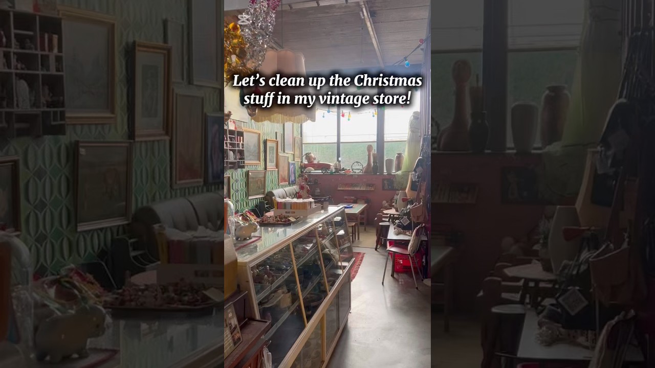 Clean up the christmas stuff in my vintage store with me!