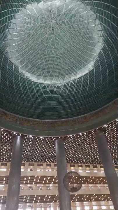 Suasana didalam Masjid Istiqlal ketika suara bedug sebelum adzan berkumandang.