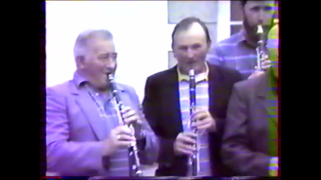 1986 Plounevez-Quintin, sortie du disque Sonerien Treujenn Gaol, le repas des sonneurs et la photo