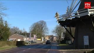 Vrachtwagens Raken Oude Molen In Dalen