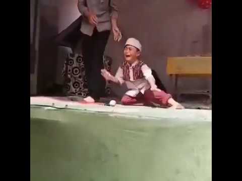 Viral..! Anak baca surat Al ikhlas nangis banting mic