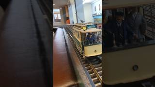 Hij Blijft Prachtig: De Grote Modeltram in Actie! 🚊👌