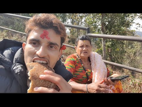 गोर्खा फुजेलमा रहेको भैरबी मन्दिर दर्शन गरेर बाटैमा बसेर खाजा खाँदै