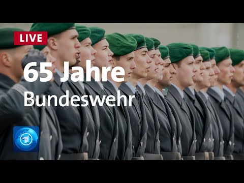 65. Jahrestag: Gelöbnis junger Soldaten und Soldatinnen Bundeswehr in Berlin